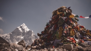 Șerpaşi daţi dispăruţi după o avalanşă produsă deasupra taberei de bază de pe Everest