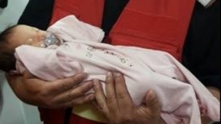 Bebeluș de câteva zile abandonat într-o pungă de gunoi, salvat de un trecător