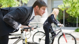 O asociaţie de tineret propune mersul pe bicicletă spre serviciu