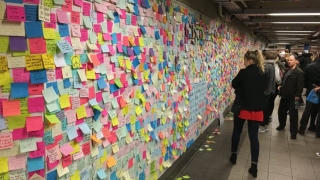 Bileţele cu mesaje împotriva lui Trump, lipite pe pereţii unei staţii de metrou