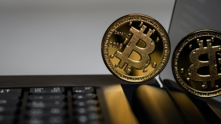 Bitcoin-ul a depăşit pentru prima dată plafonul de 25.000 de dolari