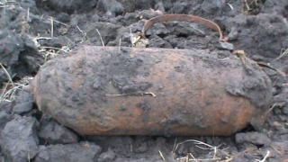 Bombă de aviaţie de 50 de kilograme, găsită de un agricultor pe un câmp