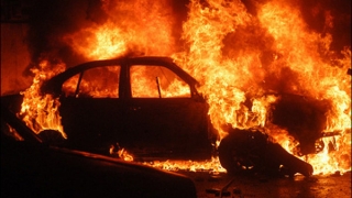 Zeci de mașini au fost incendiate într-un oraș francez