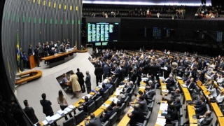 Dezbaterea destituirii Dilmei Rousseff s-a prelungit până după miezul nopţii