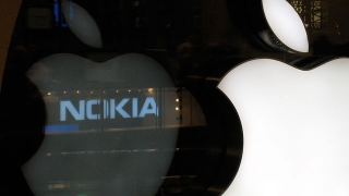 Apple dat în judecată de Nokia, din cauza unei dispute pe tema brevetelor de licență