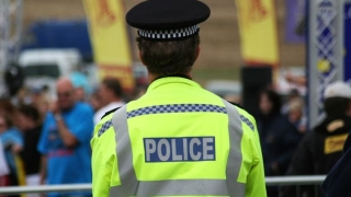 Poliția britanică face cercetări în legătură cu un pui care a traversat un drum