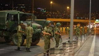 Erdogan continuă epurările: Zeci de militari turci au fost arestaţi în Turcia