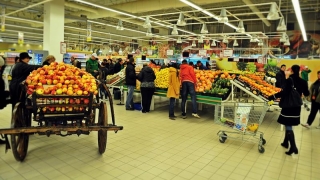 Românii, săraci cu chef de shopping
