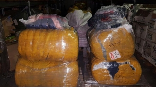 Aproape 1.500 de jachete contrafăcute, confiscate de polițiști