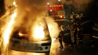 34 de maşini incendiate în Franţa