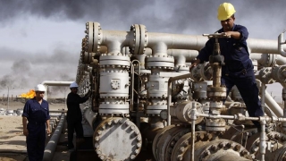 Petrolul mișcă lumea și... își falimentează industria