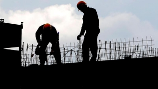 67 de muncitori în construcții lucrau la negru. Sunt lipsiți de protecție socială...