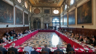 Sute de „procese-bombă“ făcute praf de Comisia de la Veneția?