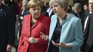 Ca fetele... May şi Merkel se întâlnesc pentru a discuta despre Brexit
