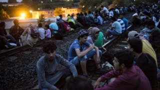 Un grup de refugiați au blocat linia de cale ferată la granița Greciei cu Macedonia