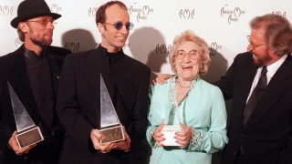 A murit Barbara Gibb, mama celebrilor frați de la Bee Gees