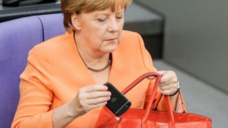 Cap de porc şi mesaj cu insulte în faţa unui birou al cancelarului Angela Merkel