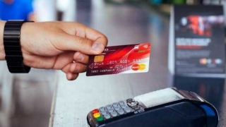 Trei din zece români au carduri de credit