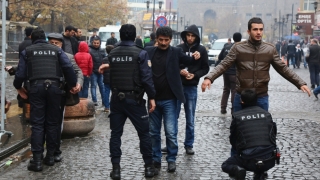 Sute de presupuși membri ai SI, arestaţi în Turcia