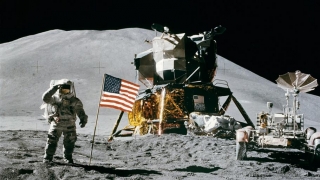 Artefacte şi fotografii din misiunea lunară Apollo 11, la licitație