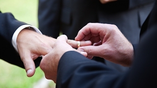 Doi bărbaţi cer să le fie recunoscută căsătoria în România