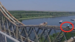 A escaladat Podul de la Cernavodă cu bicicleta. Poliția n-a apreciat!