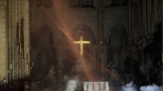 Notre-Dame, după incendiul devastator. Altarul şi crucea, neatinse de flăcări