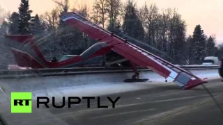 Aterizare de urgență pe o autostradă de lângă Moscova