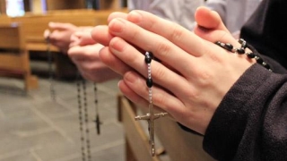 Catolicii modifică un mic fragment din rugăciunea „Tatăl Nostru“
