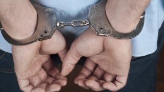 Tinerii care au tâlhărit cinci femei, arestați preventiv