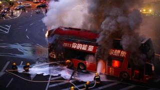 Autobuz în flăcări, în China