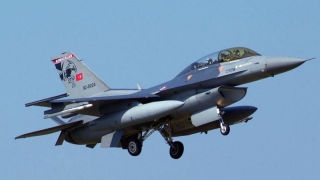 Avioane turce au atacat militanţi kurzi în Irak şi Turcia