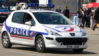Bărbat înarmat, baricadat într-un hotel din Franţa