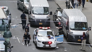 Bărbat înarmat cu un satâr, împușcat de polițiști la New York