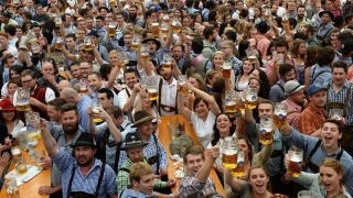 Peste 600.000 de persoane au băut, mâncat și s-au distrat la Munchen, în primele două zile de la Oktoberfest