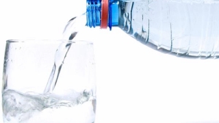 Ce trebuie să știm când cumpărăm apa de băut