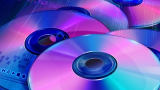 Cititorii pot împrumuta CD-uri şi DVD-uri de la bibliotecă