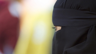 Clientul nostru, stăpânul nostru: interzicerea vălului islamic la locul de muncă este legală