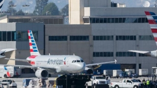 Coliziune între un avion și o autoutilitară pe Aeroportul Los Angeles