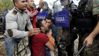 Confruntări la frontiera greco-macedoneană între imigranţi şi forţele de ordine