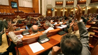 Consilierii deputaților și senatorilor vor să fie funcţionari publici parlamentari