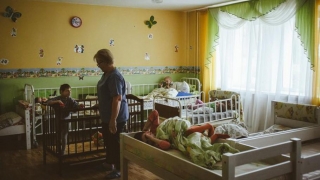 Copii în pericol de moarte din cauza malnutriţiei, în orfelinate din Belarus