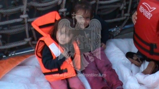 Copii și bebeluși, salvați în Egee de poliţiştii români!