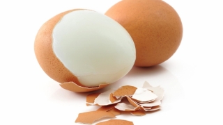 Cum cureți de coajă un ou în câteva secunde