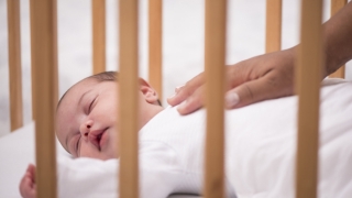 Cum poate fi limitat riscul de moarte subită la copii în primul an de viaţă?