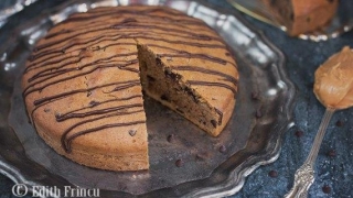 Cum pregătiți prăjitura cu ciocolată, unt de arahide și fără făină