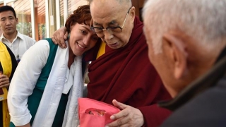 Dalai Lama a primit un album închinat Regelui Mihai