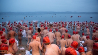 „Dark Mofo“ - peste 1.000 de oameni au înotat goi în apele de gheață
