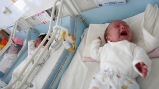 Deficienţele de auz şi văz ale nou-născuţilor nu pot fi diagnosticate în maternități