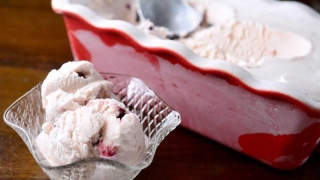 Desertul perfect pentru vară: înghețată cu cireșe